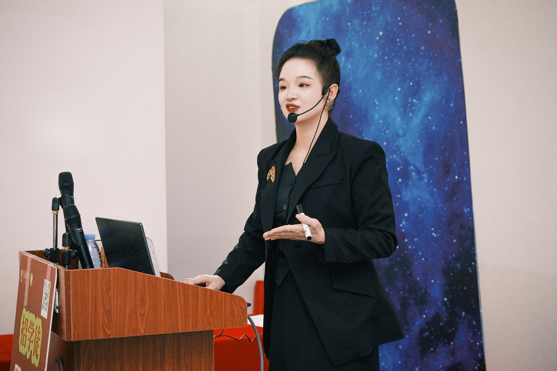 歡子校长在讲台授课